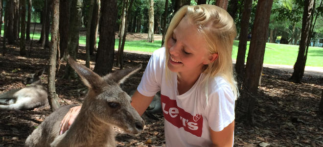 MAP Austauschschülerin in Australien mit einem Känguru