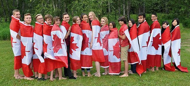 Titelbild: High School Year Kanada: Jugendliche mit Kanadischer Flagge