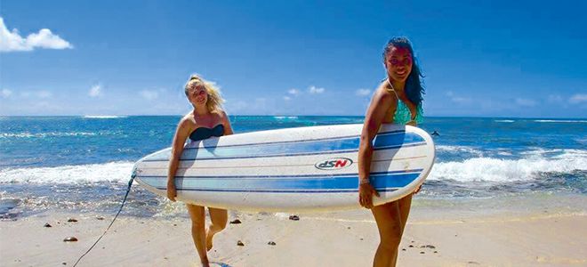 Auslandsjahr in Australien, 2 Mädchen mit Surfbrett
