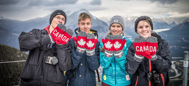 Titelbild Erfahrungsberichte Auslandsjah Kanada, Jugendliche mit Kanada Handschuhen 