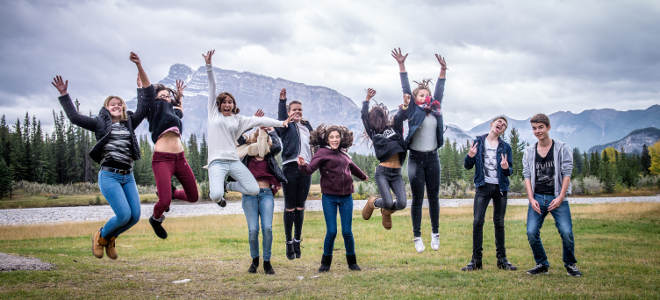 Gruppenbild Auslandsjahr, Jugendliche springen in die Luft
