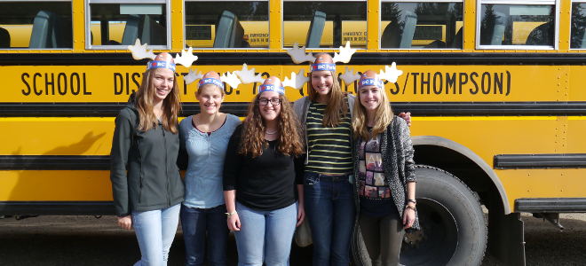 Gruppenbild vor gelbem Schulbus bei High School Year mit MAP in Kanada