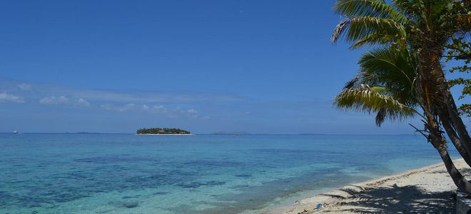 Tropischer Inselstrand mit Blick aufs Meer