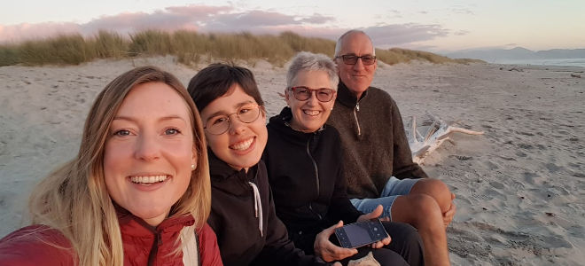 MAP Austauschschülerin mit ihrer Gastfamilie am Strand in Neuseeland