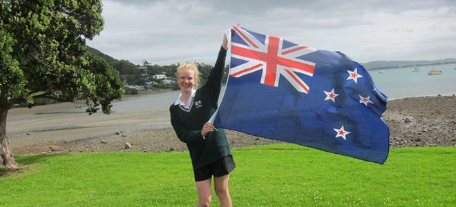 Abb. MAP Auslandsjahr Neuseeland / Mädchen mit Flagge