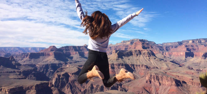 Mädchen springt vor Grand Canyon in die Luft während Auslandsjahr in USA