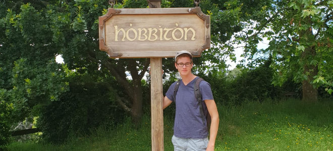 MAP High School Year Schüler vor Ortsschild Hobbiton